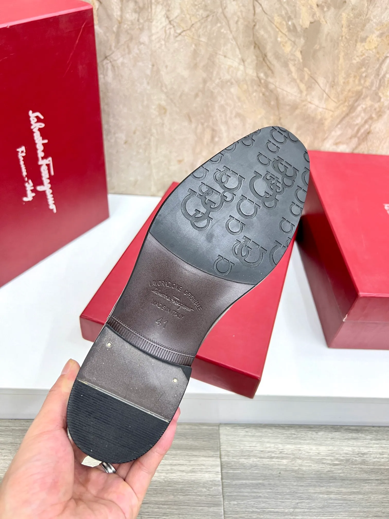 Original order quality: Men's shoes 💰700 Brand: Ferragamo (Ferragamo) One size larger: Men's size 38-44 (45 customized) Grade: Same style as the official website High-end men's shoes Material: Original cowhide, cowhide lining, original outsole Style category: Chelsea men's boots Fashion trend Color: Actual picture